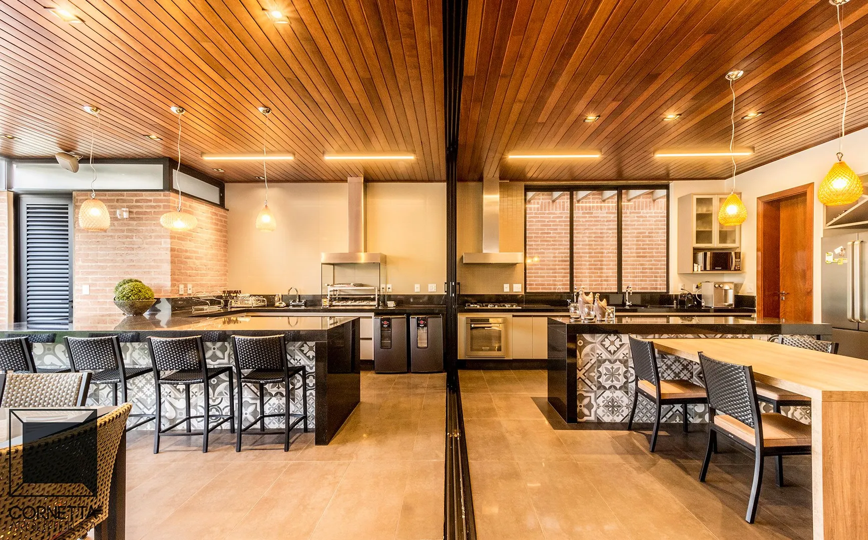 Carpintería moderna con gran superficie vidriada